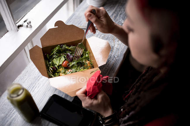 Mulher bonita tendo uma salada no café — Fotografia de Stock