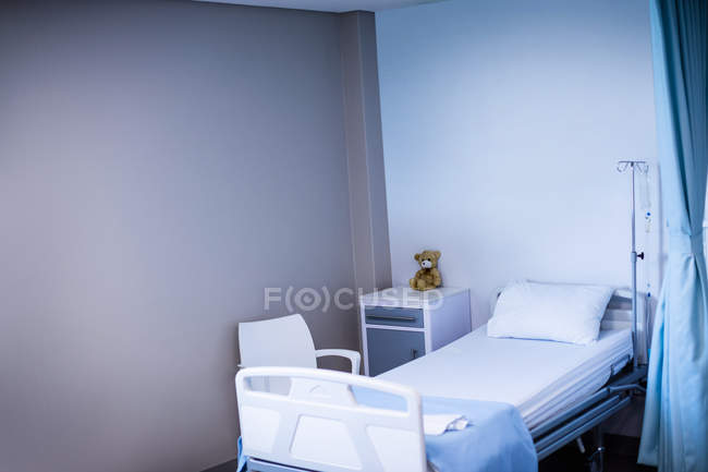 Вид на порожнє лікарняне ліжко в палаті лікарні — стокове фото