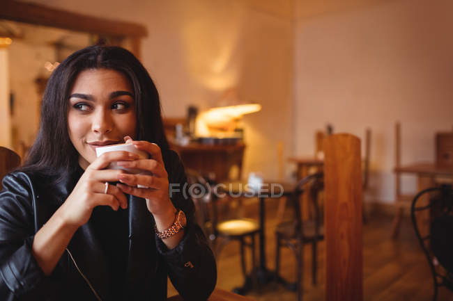 Donna premurosa che beve caffè in caffetteria — Foto stock