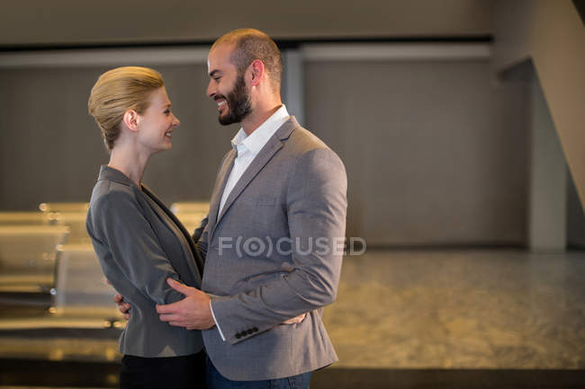 Glückliches Paar umarmt sich am Flughafen — Stockfoto