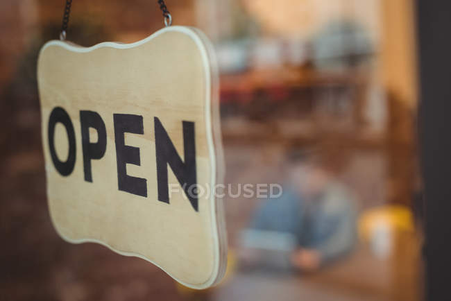 Nahaufnahme eines offenen Schildes vor einem Café — Stockfoto