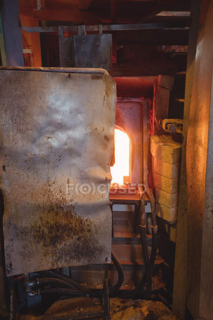 Close-up of glassblower glassblowers oven at glassblowing factory — Stock Photo