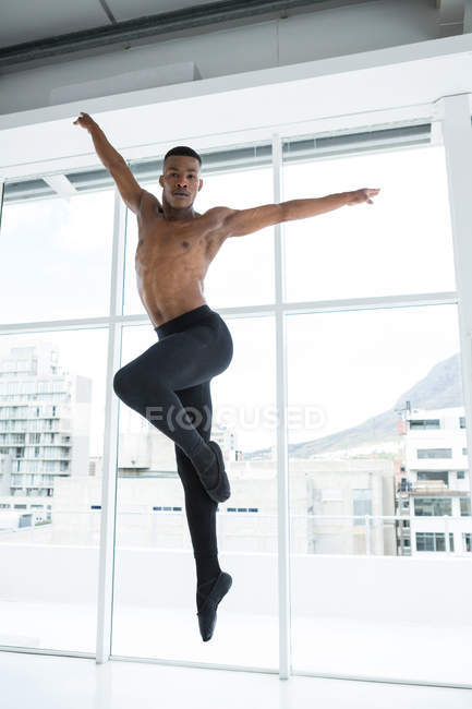 Ritratto di ballerino che pratica danza classica in studio — Foto stock