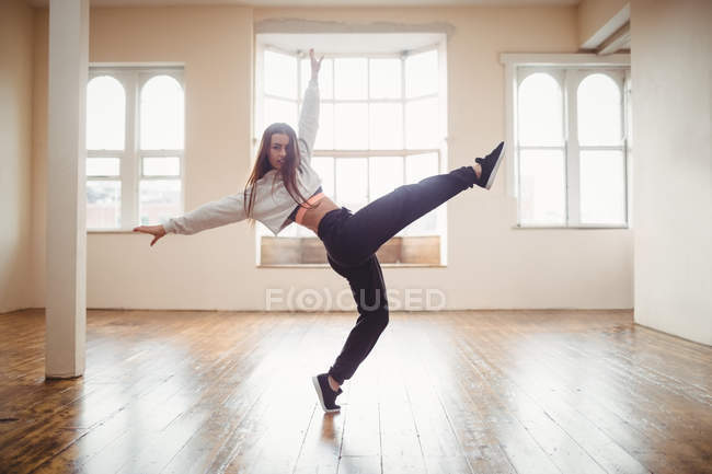 Bella donna che pratica la danza hip hop in studio — Foto stock