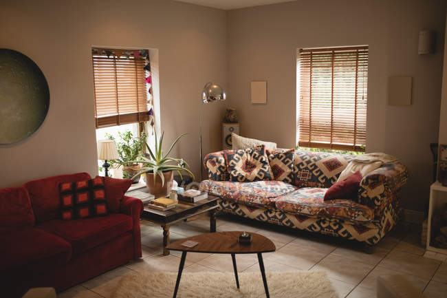 Salon intérieur vide avec canapés confortables à la maison — Photo de stock