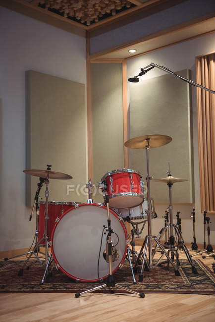 Kit de batería en estudio de grabación - foto de stock