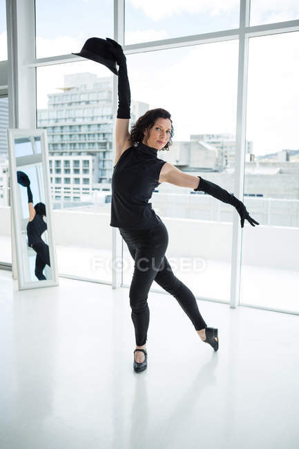 Ritratto di ballerina che pratica danza in studio — Foto stock