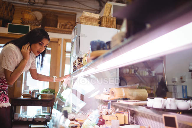 Femme regardant l'affichage des aliments dans le supermarché — Photo de stock