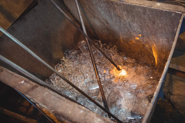Закри відходів скла в металевий контейнер на заводі glassblowing — стокове фото