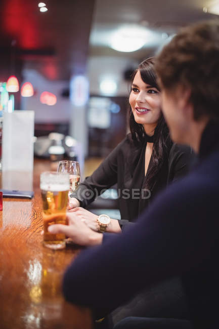 Пара п'є разом у барі — стокове фото