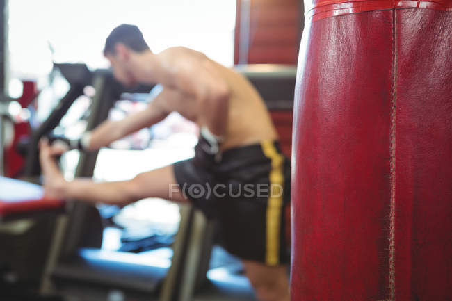Visão turva do pugilista fazendo exercício de alongamento no estúdio de fitness — Fotografia de Stock