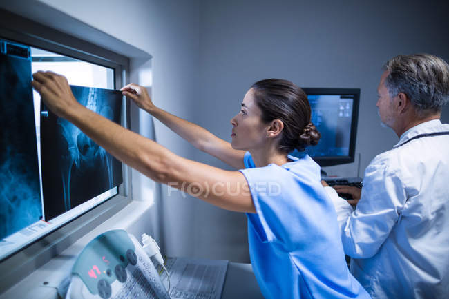Krankenschwester untersucht Röntgenbild im Krankenhaus — Stockfoto