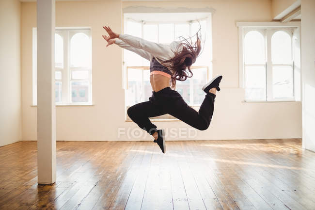 Mujer joven practicando danza hip hop en estudio - foto de stock