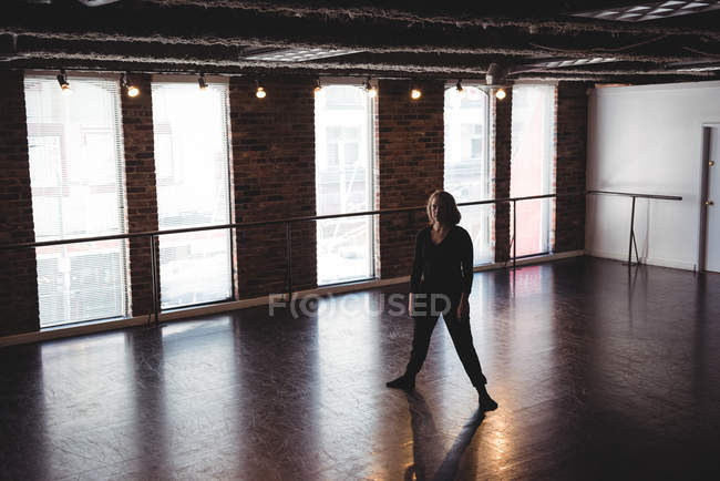 Frau übt modernen Tanz im Tanzstudio — Stockfoto