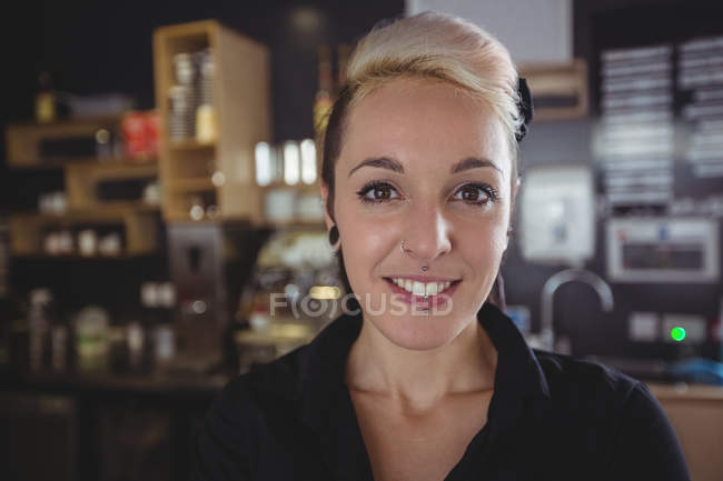 Retrato de camarera sonriente en la cafetería - foto de stock