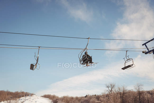 Touristin fährt im Skilift im Skigebiet — Stockfoto