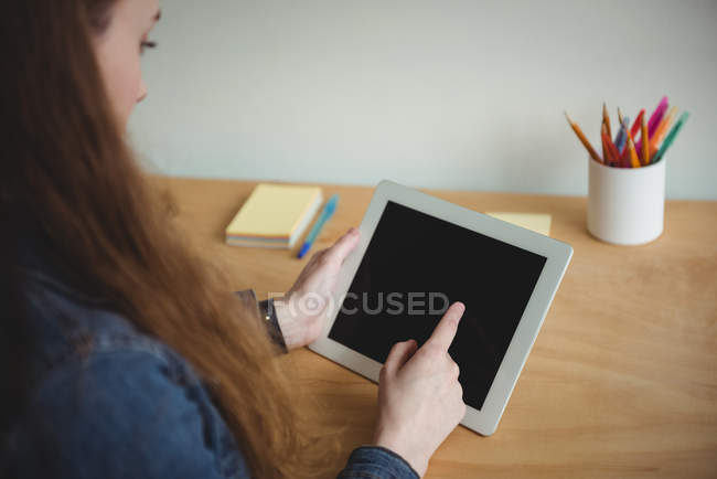 Femme cadre d'entreprise en utilisant la tablette numérique dans le bureau — Photo de stock