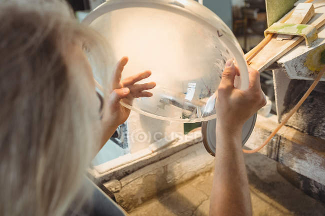 Шліфувальна машина для полірування та шліфування скляного посуду на скляній фабриці — стокове фото