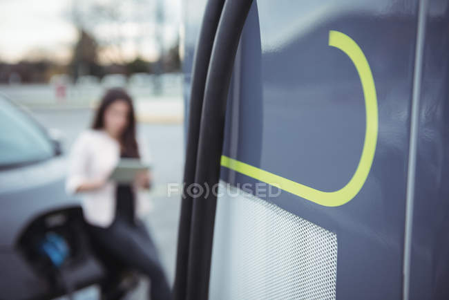 Gros plan des fils dans le véhicule électrique rechargeable — Photo de stock