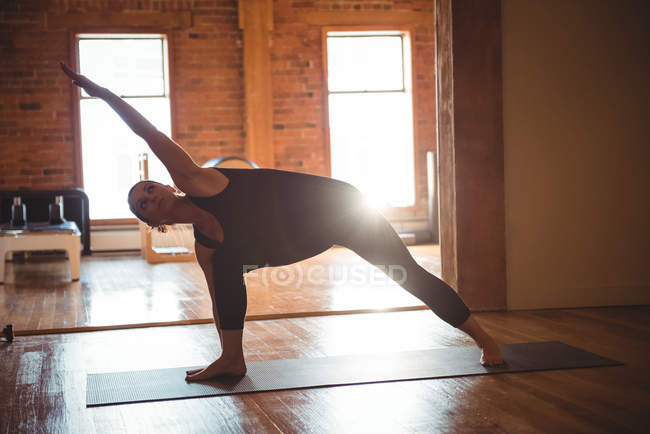 Frau praktiziert Yoga im Fitnessstudio — Stockfoto