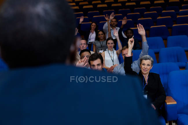 Ejecutivos de negocios que participan en una reunión de negocios en el centro de conferencias - foto de stock