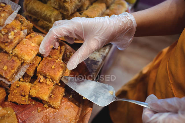 Close-up de lojista feminino organizando doces turcos no balcão na loja — Fotografia de Stock