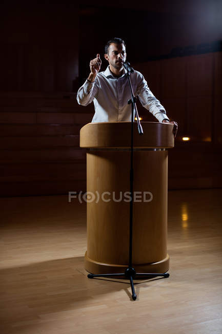 Executivo de negócios fazendo um discurso no centro de conferências — Fotografia de Stock