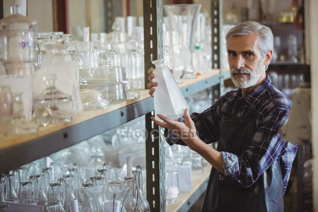 Retrato do soprador de vidro examinando objetos de vidro na fábrica de sopro de vidro — Fotografia de Stock