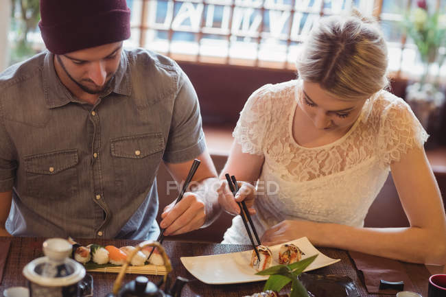 Casal comer sushi no restaurante — Fotografia de Stock