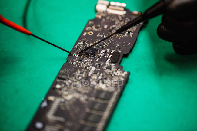 Usando un medidor múltiple para comprobar circuitos muertos - foto de stock