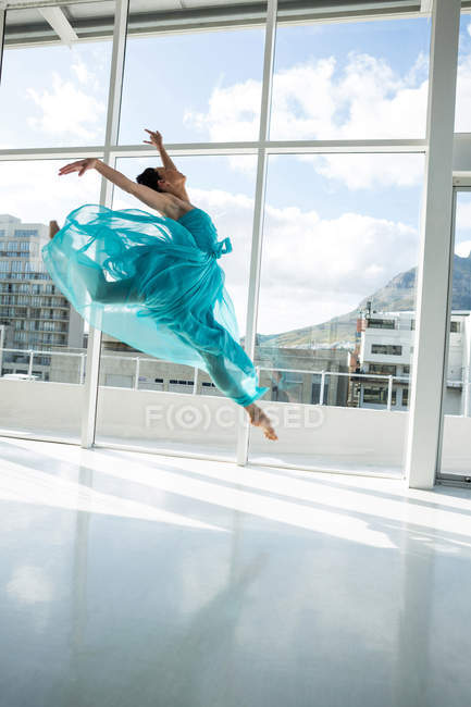 Dancer practicing contemporary dance in dance studio — Stock Photo