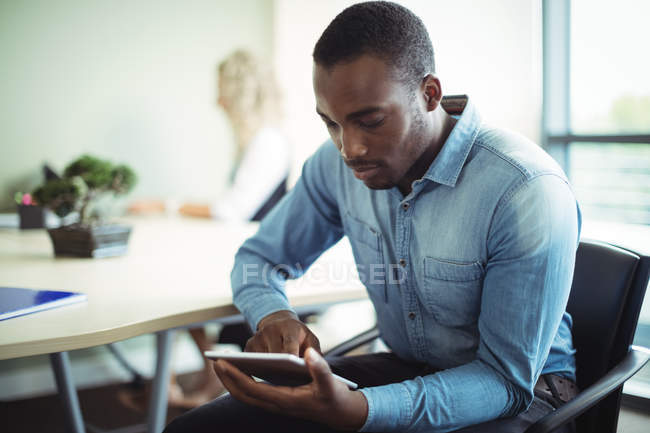 Молодий керівник чоловічого бізнесу, використовуючи цифровий планшет в офісі — стокове фото