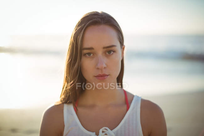 Portrait de belle femme sur la plage — Photo de stock