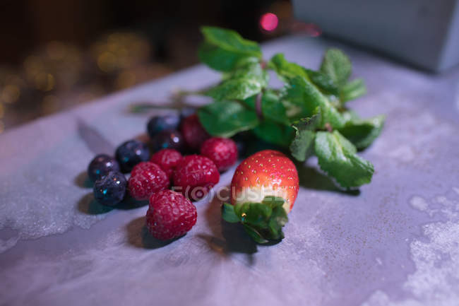 Крупним планом ягоди як інгредієнти коктейлю на лічильнику в барі — стокове фото