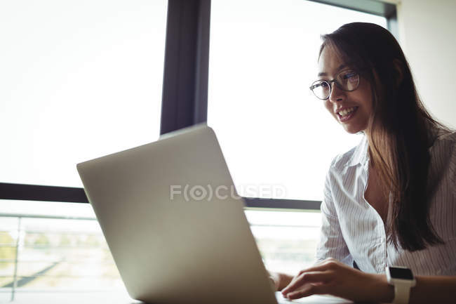 Donna d'affari che lavora sul computer portatile in ufficio — Foto stock