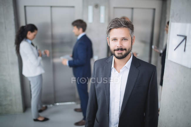 Retrato de un hombre de negocios confiado en el cargo - foto de stock
