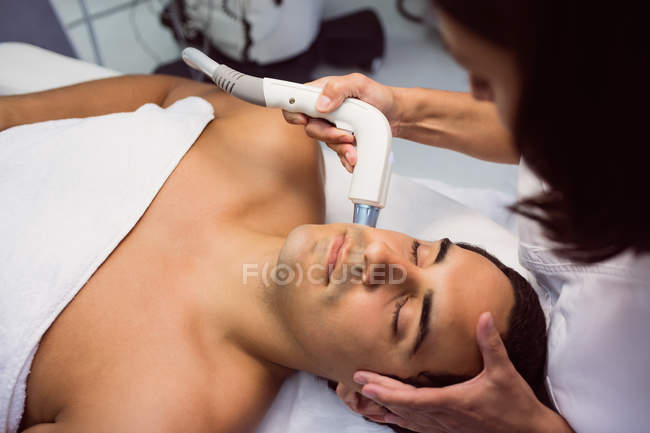 Patient receiving facial treatment at aesthetic clinic — Stock Photo