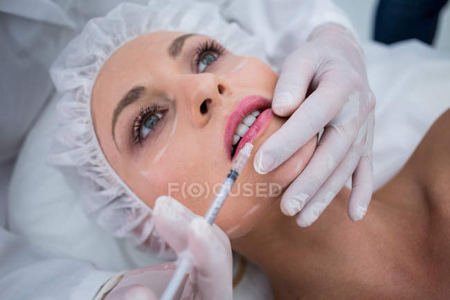 Nahaufnahme einer Frau, die in Klinik Botox gespritzt bekommt — Stockfoto
