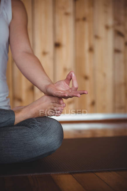 Mulher realizando ioga no estúdio de fitness — Fotografia de Stock