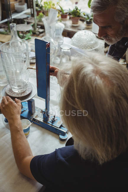 Glassblower working on a glassware at glassblowing factory — Stock Photo