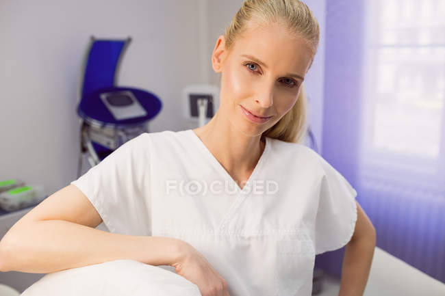 Femme médecin souriante debout à la clinique — Photo de stock