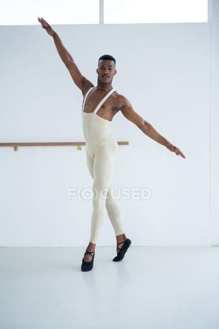 Portrait of ballerino practicing ballet dance in the studio — Stock Photo