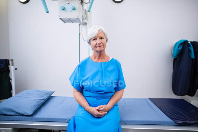 Портрет старшого жінки проходять рентгенівського тест в лікарні — стокове фото