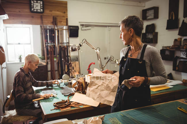 Handwerker interagieren während der Arbeit in der Werkstatt — Stockfoto