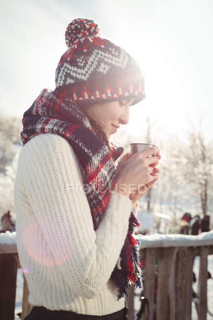 Mulher bonita no inverno usar uma bebida na xícara durante as férias de esqui — Fotografia de Stock