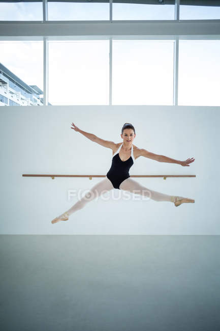 Портрет балерини, що практикує балетний танець в студії — стокове фото