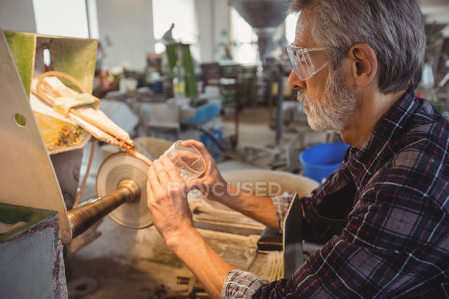 Souffleur de verre polissage et broyage d'une verrerie à l'usine de soufflage de verre — Photo de stock
