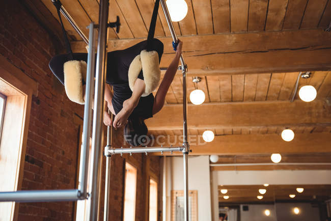 Гнучка жінка практикує пілатес у фітнес-студії — стокове фото