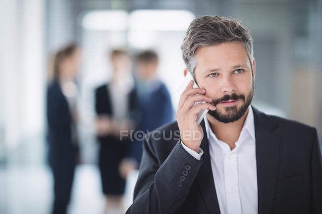 Geschäftsmann telefoniert im Büro — Stockfoto