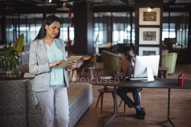 Бізнес-леді використовуючи цифровий планшет в офісі — стокове фото